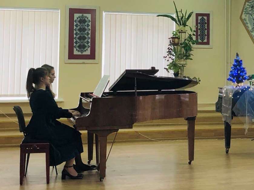 За роялем магістрантка Лілія Махній у дуеті з Сніжаною Тупісь